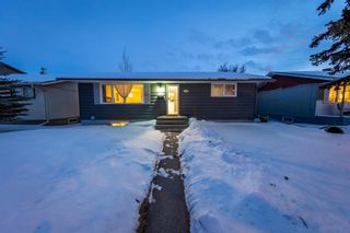 Main Photo: 2435 52 Avenue SW in Calgary: North Glenmore Park Detached for sale : MLS®# A2029856