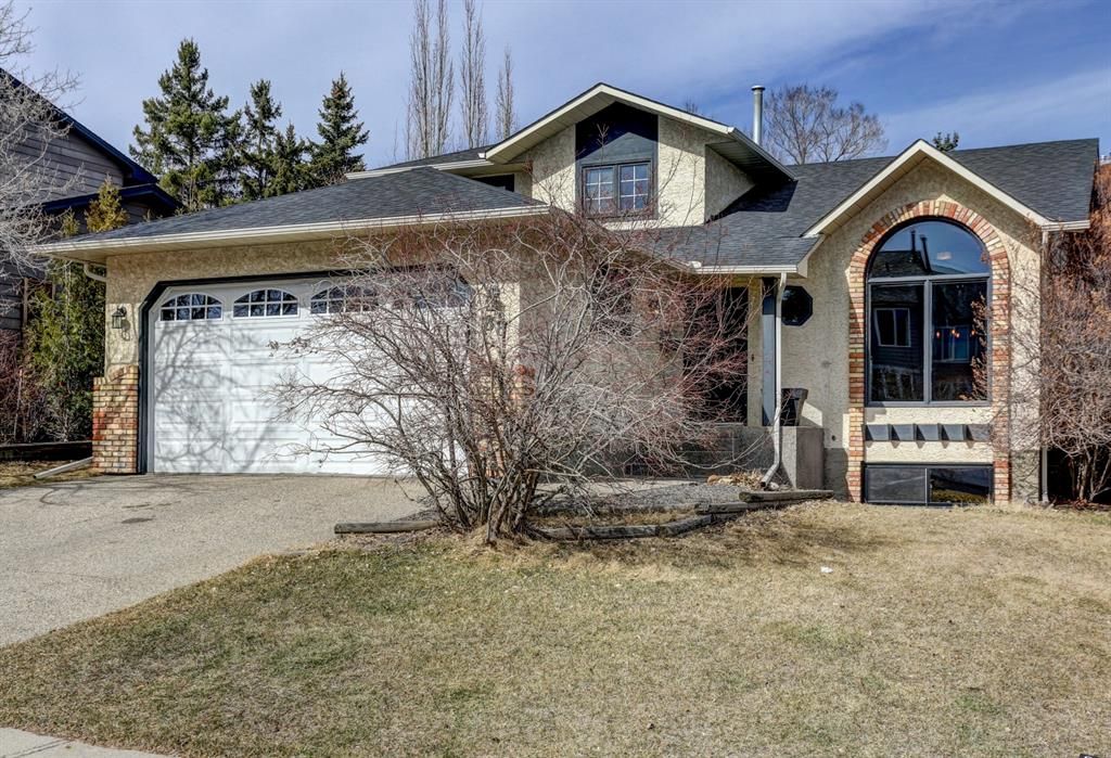 "Lucky Number 88" Edgeland Rd NW!  Located on a quiet street in Edgemont, across the street from a walkway, just steps to a natural park / ravine with walking and cycling paths, playgrounds and an off leash area for your furry family members. This updated