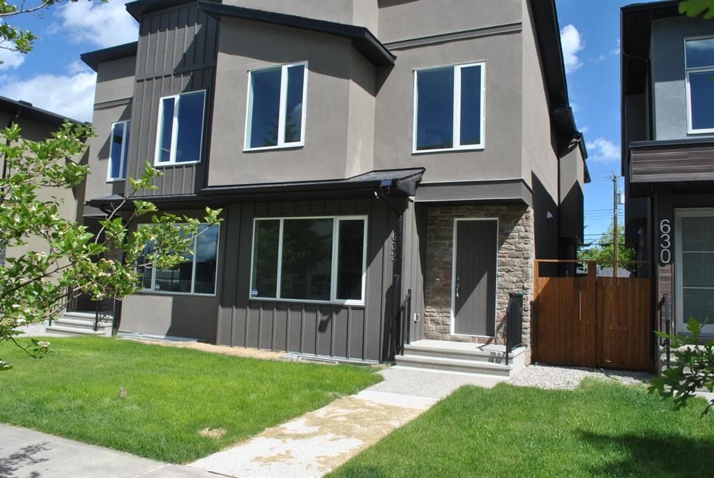Main Photo: 632 17 Avenue NW in Calgary: Mount Pleasant Semi Detached for sale : MLS®# A1058281