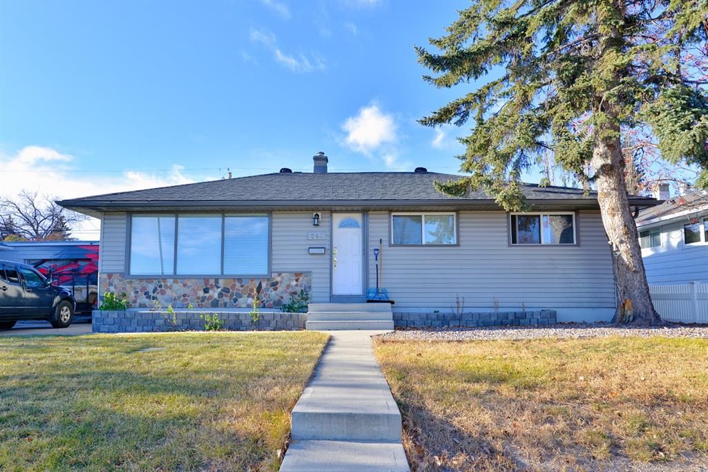Main Photo: 243 Northmount Drive NW in Calgary: Thorncliffe Detached for sale : MLS®# A1158135