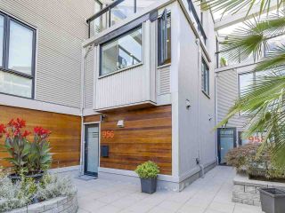 Photo 2: 956 W 7TH Avenue in Vancouver: Fairview VW Townhouse for sale in "ERA Townhomes" (Vancouver West)  : MLS®# R2199302