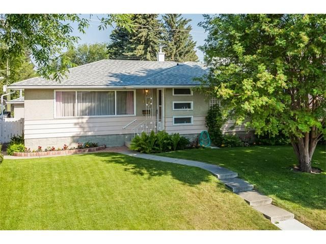 Main Photo: 116 BENNETT Crescent NW in Calgary: Brentwood_Calg House for sale : MLS®# C4021551