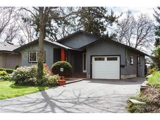 Photo 2: 979 Ridgeway St in VICTORIA: SE Swan Lake House for sale (Saanich East)  : MLS®# 636924