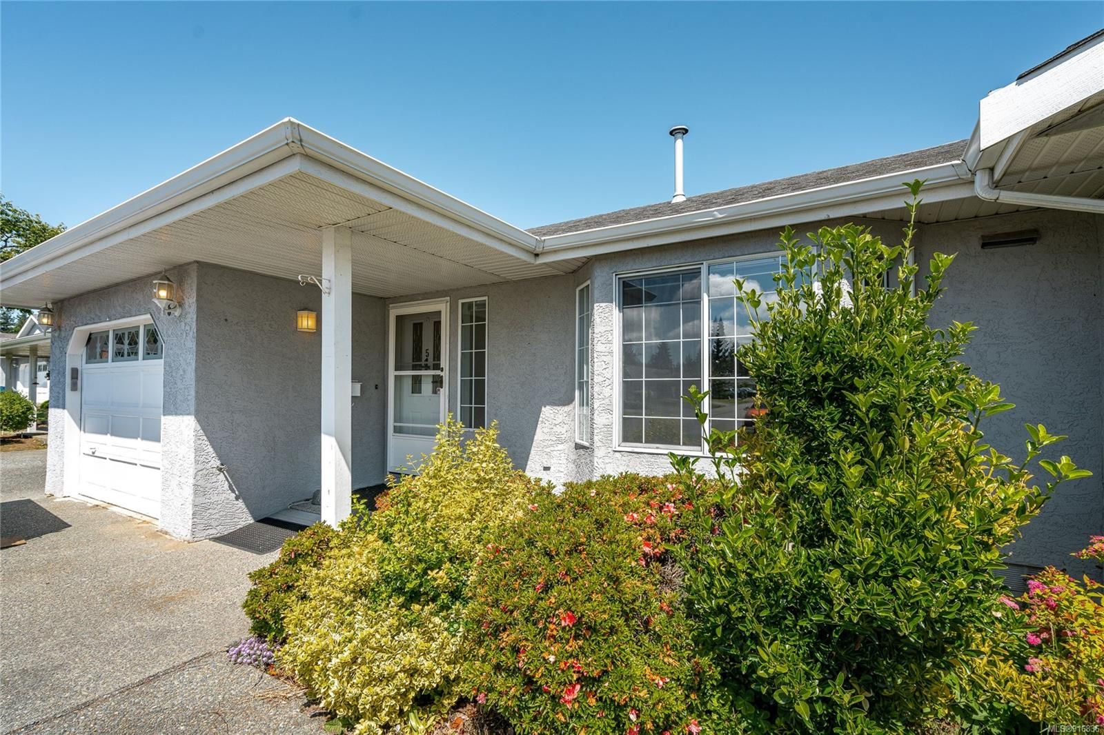 Main Photo: 5 2560 Wilcox Terr in Central Saanich: CS Tanner Row/Townhouse for sale : MLS®# 916836