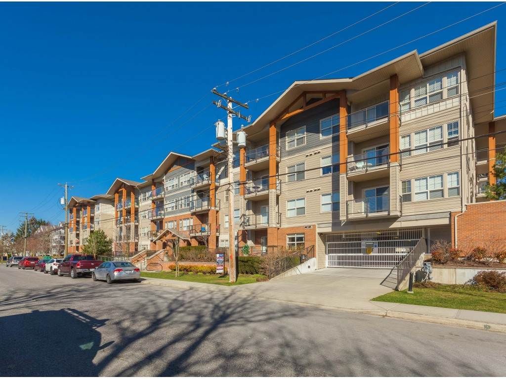 Main Photo: 108 20219 54A Avenue in Langley: Langley City Condo for sale : MLS®# R2349398