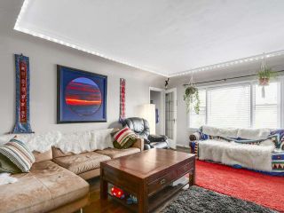 Photo 3: 28 E 19TH Avenue in Vancouver: Main House for sale in "MAIN" (Vancouver East)  : MLS®# R2161603