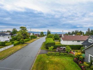 Photo 2: 1549 KERFOOT Road: White Rock House for sale in "West White Rock" (South Surrey White Rock)  : MLS®# R2089181