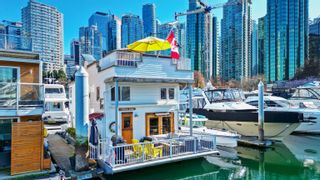 Main Photo: C38 1525 COAL HARBOUR Quay in Vancouver: Coal Harbour House for sale in "TIMBERWIND" (Vancouver West)  : MLS®# R2870045