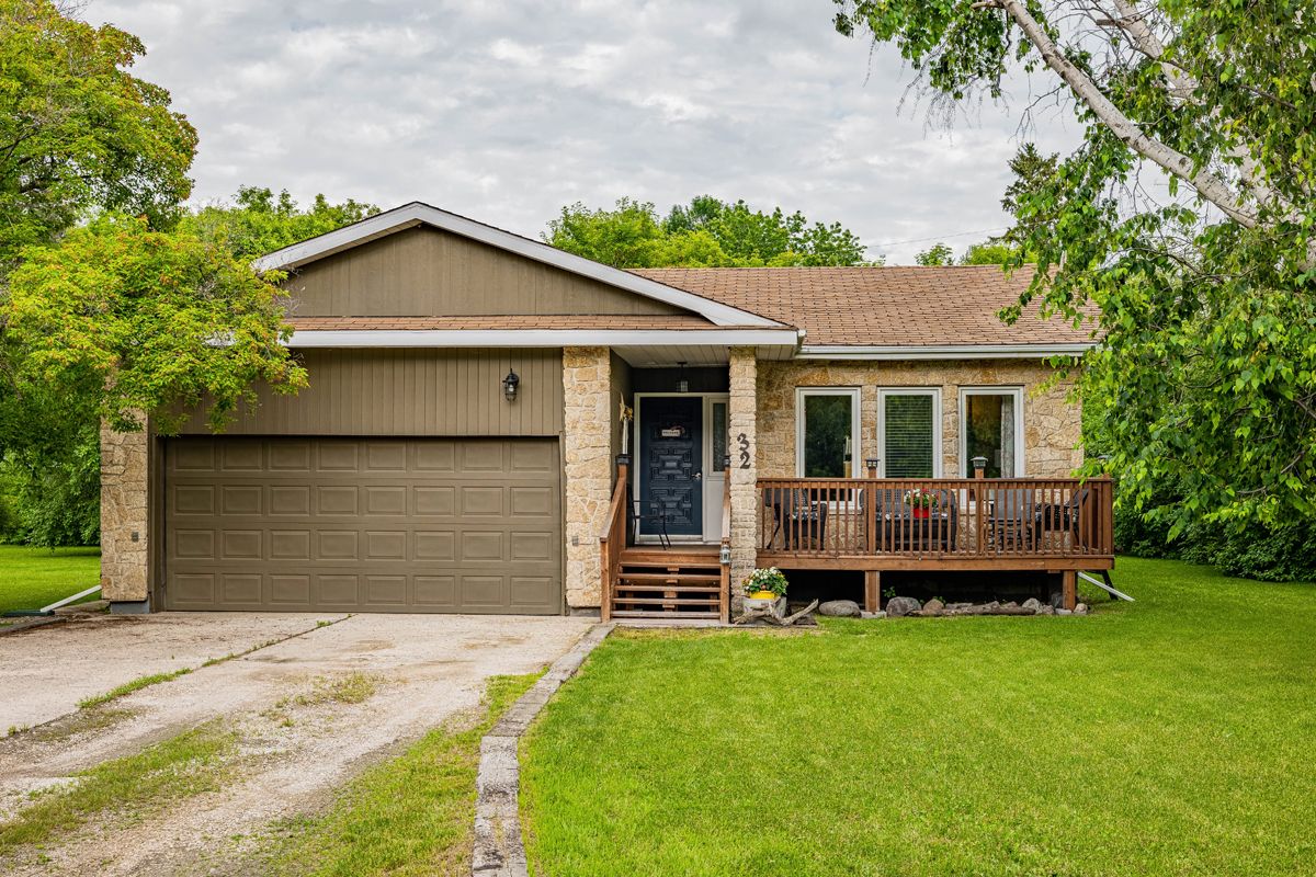 Main Photo: 32 Peters St in Portage la Prairie RM: House for sale : MLS®# 202216136