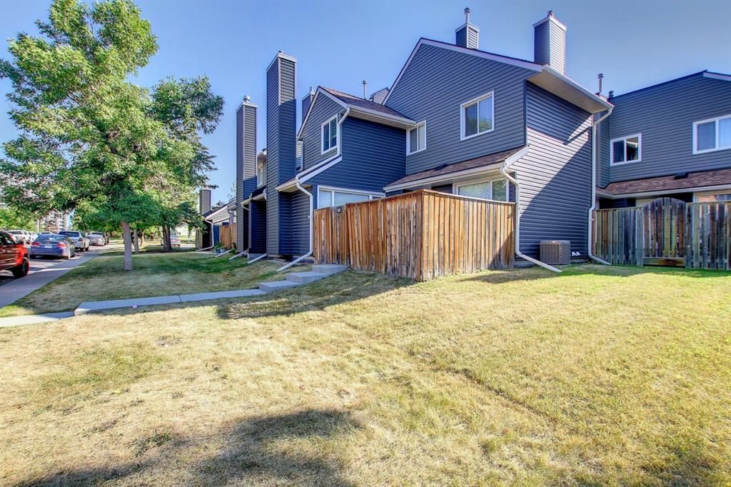 Main Photo: 182 89 Glamis Green SW in Calgary: Glamorgan Row/Townhouse for sale : MLS®# A1250363