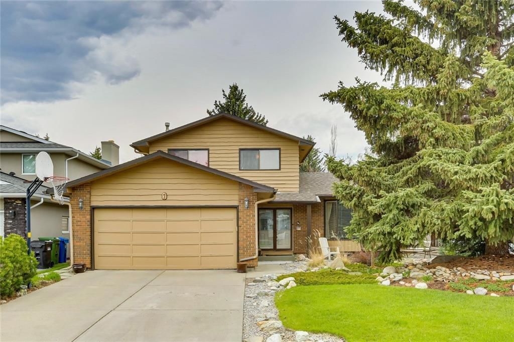 Main Photo: 7 WOODGREEN Crescent SW in Calgary: Woodlands Detached for sale : MLS®# C4245286