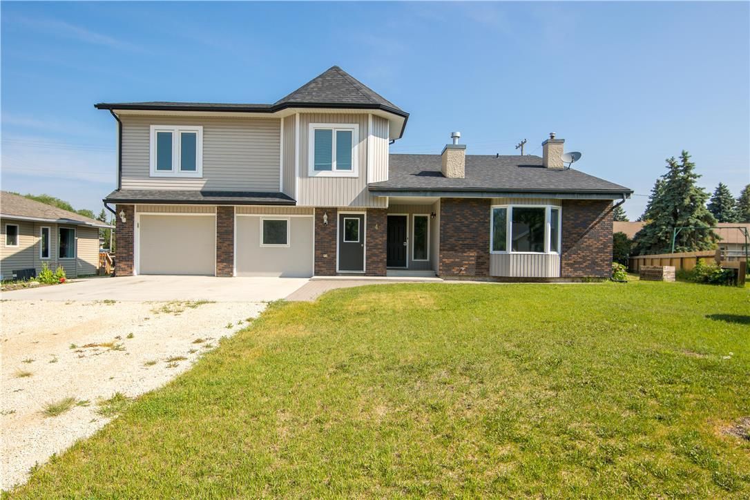 Main Photo: 4 Blossom Bay in Blumenort: House for sale : MLS®# 202315817