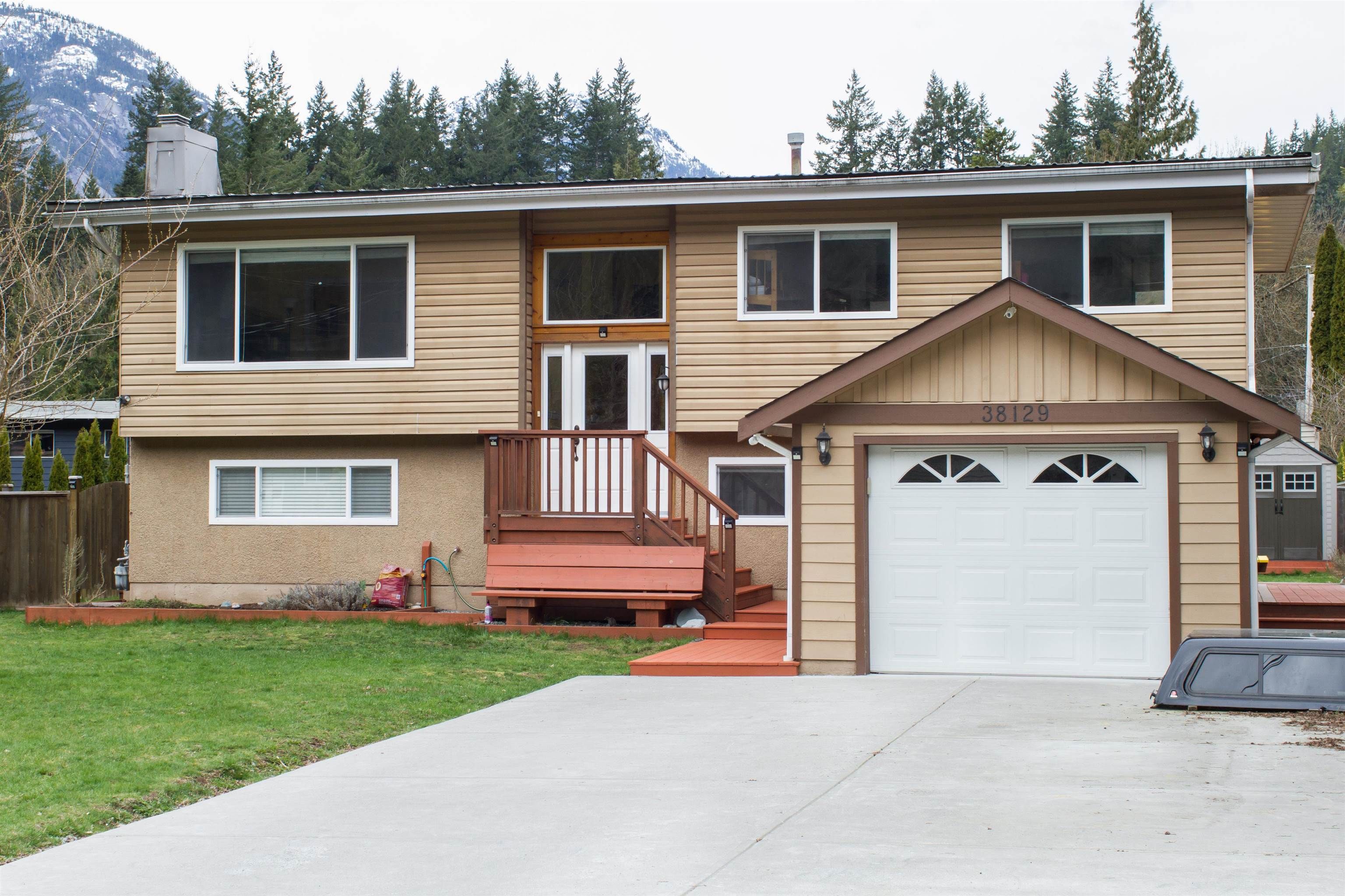 Main Photo: 38129 HEMLOCK Avenue in Squamish: Valleycliffe House for sale : MLS®# R2670573