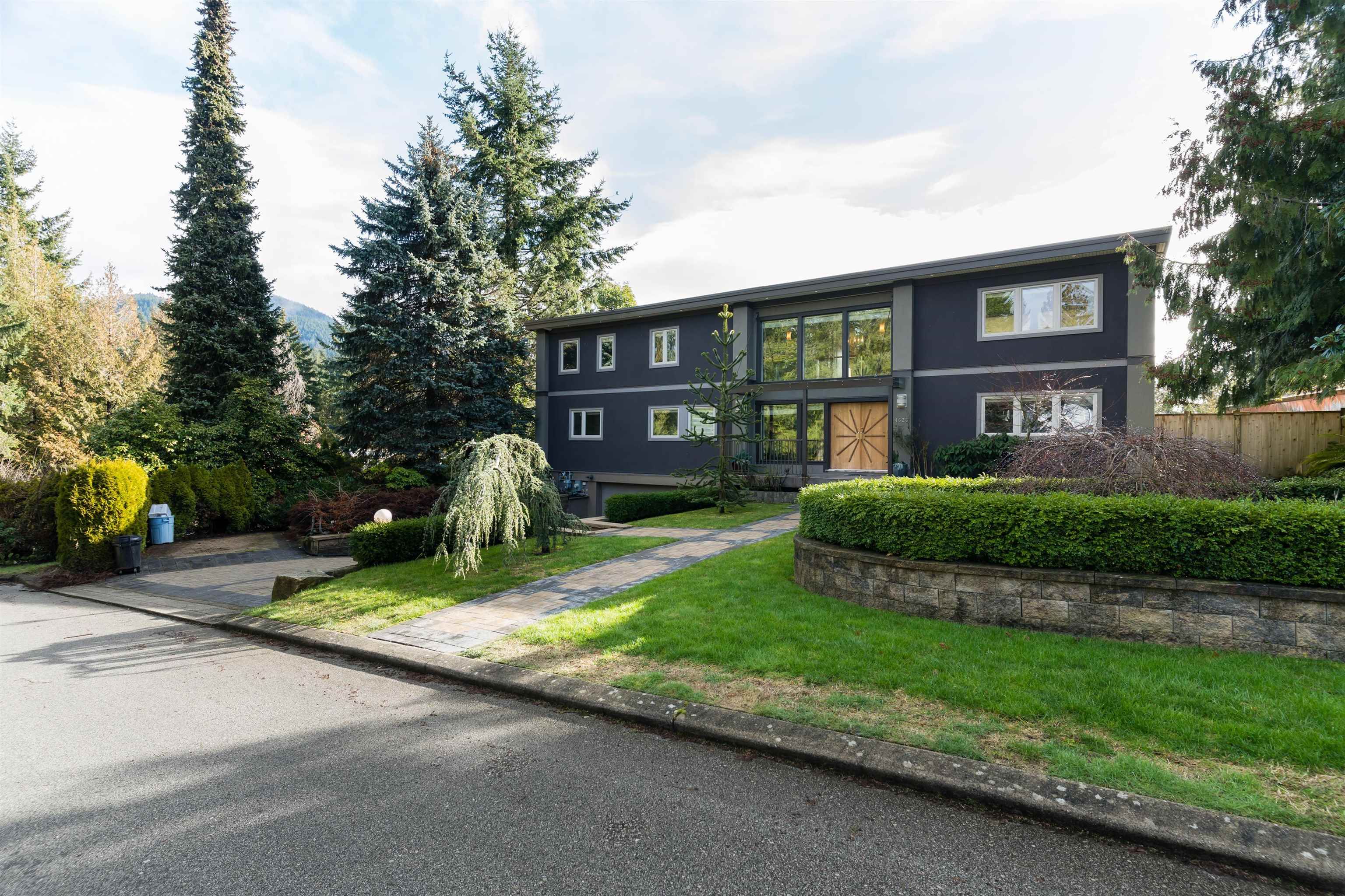 Main Photo: 4623 WOODBURN Place in West Vancouver: Cypress Park Estates House for sale in "Cypress Park Estates" : MLS®# R2752961