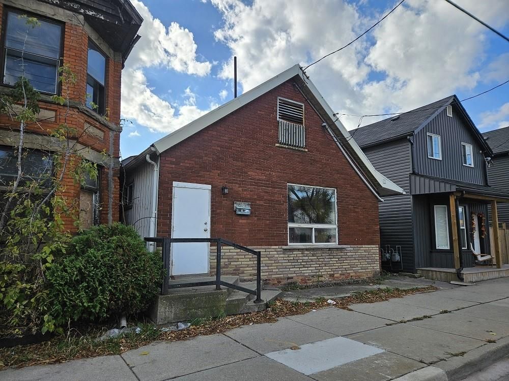 Main Photo: 384 CANNON Street E in Hamilton: House for sale : MLS®# H4179763