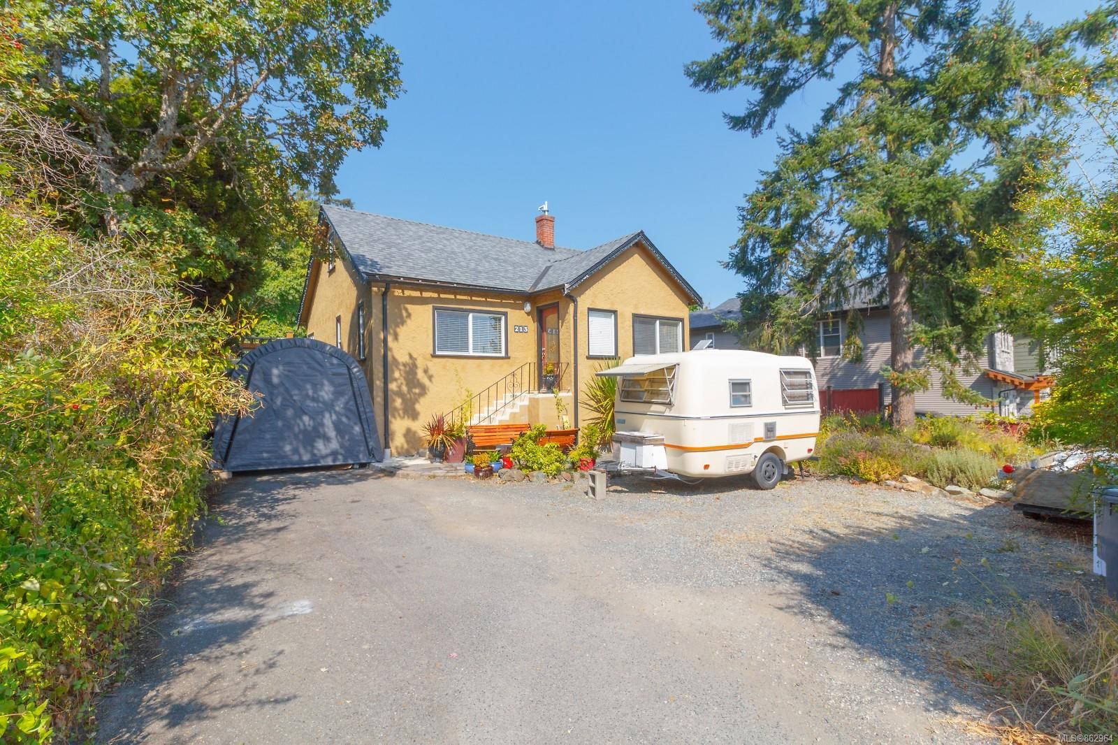 Main Photo: 213 Helmcken Rd in View Royal: VR View Royal House for sale : MLS®# 862964