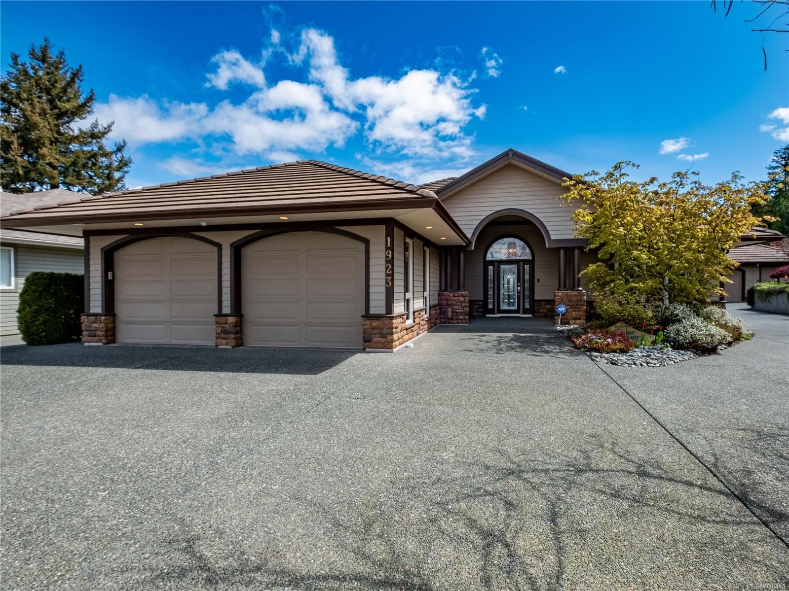 Main Photo: 1923 Sandtrap Pl in Campbell River: CR Campbell River West House for sale : MLS®# 930474