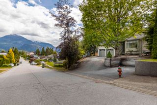 Photo 2: 1037 TOBERMORY Way in Squamish: Garibaldi Highlands House for sale : MLS®# R2895878