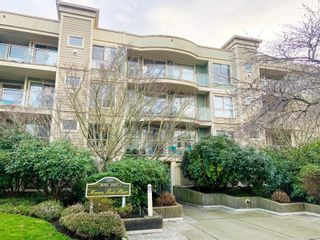 Photo 1: 108 1025 Meares St in Victoria: Vi Downtown Condo for sale : MLS®# 923210
