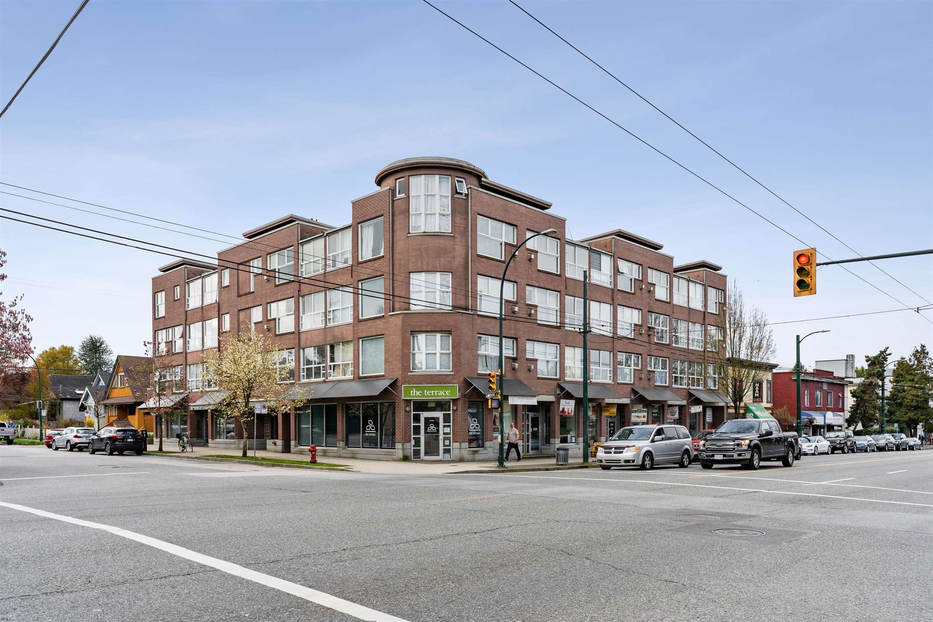 Main Photo: 410 2025 STEPHENS STREET in Vancouver: Kitsilano Condo for sale (Vancouver West)  : MLS®# R2755668