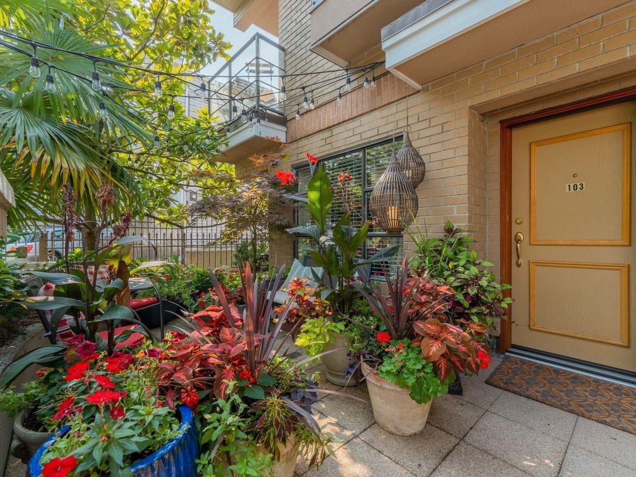 Main Photo: 103 2119 YEW Street in Vancouver: Kitsilano Townhouse for sale in "KITS PALISADE" (Vancouver West)  : MLS®# R2737352