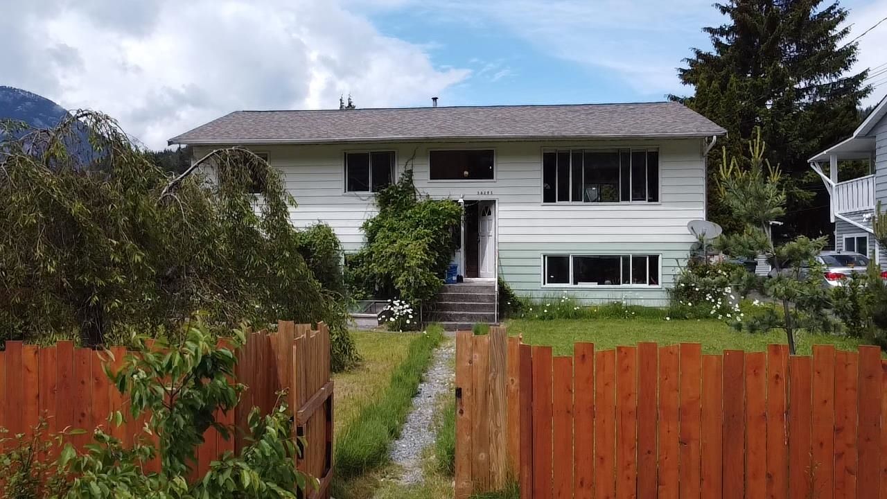 Main Photo: 38295 FIR Street in Squamish: Valleycliffe House for sale : MLS®# R2697464