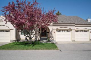 Photo 1: 21 Sandarac Circle NW in Calgary: Sandstone Valley Row/Townhouse for sale : MLS®# A2048786