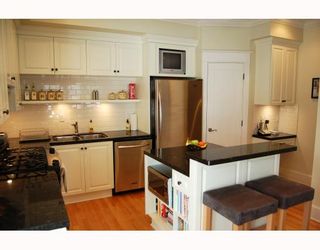 Photo 3: 166 W 14TH Avenue in Vancouver: Mount Pleasant VW Townhouse for sale in "HALLHAUS" (Vancouver West)  : MLS®# V811944
