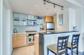 Photo 6: 1705 33 SMITHE Street in Vancouver: Yaletown Condo for sale in "COOPERS LOOKOUT" (Vancouver West)  : MLS®# R2129827