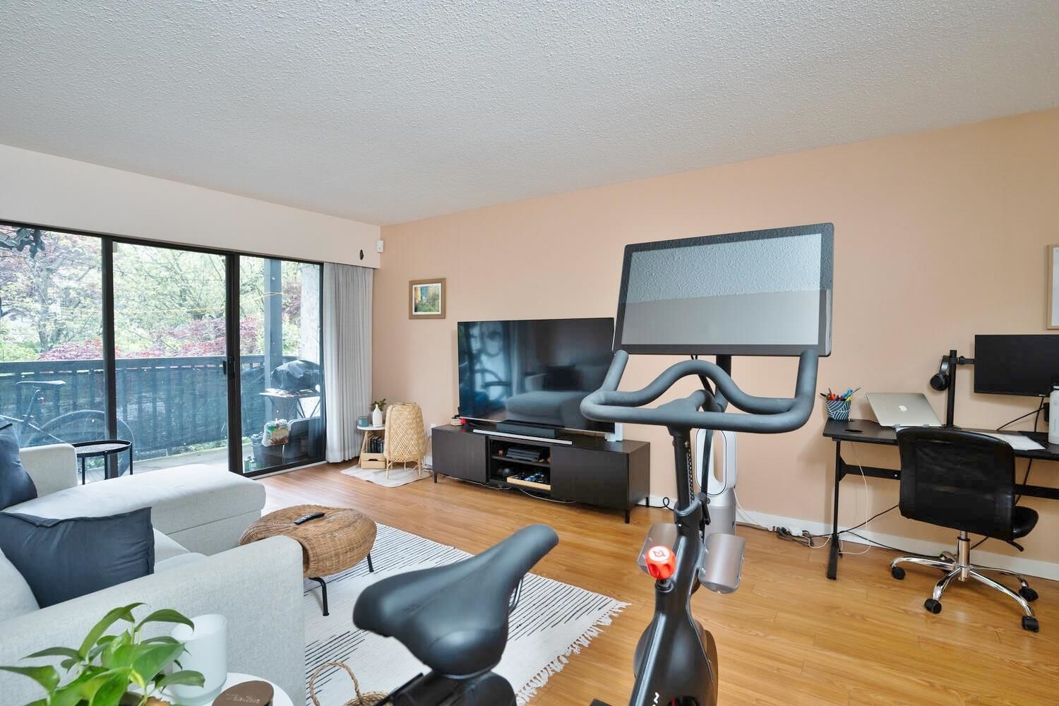 Main Photo: 206 211 W 3RD Street in North Vancouver: Lower Lonsdale Condo for sale in "Villa Aurora" : MLS®# R2695406