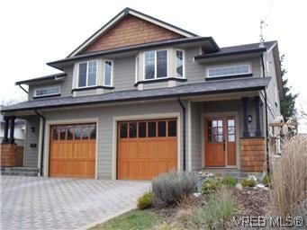 Main Photo: 2520 Cedar Hill Rd in VICTORIA: Vi Oaklands Half Duplex for sale (Victoria)  : MLS®# 557755