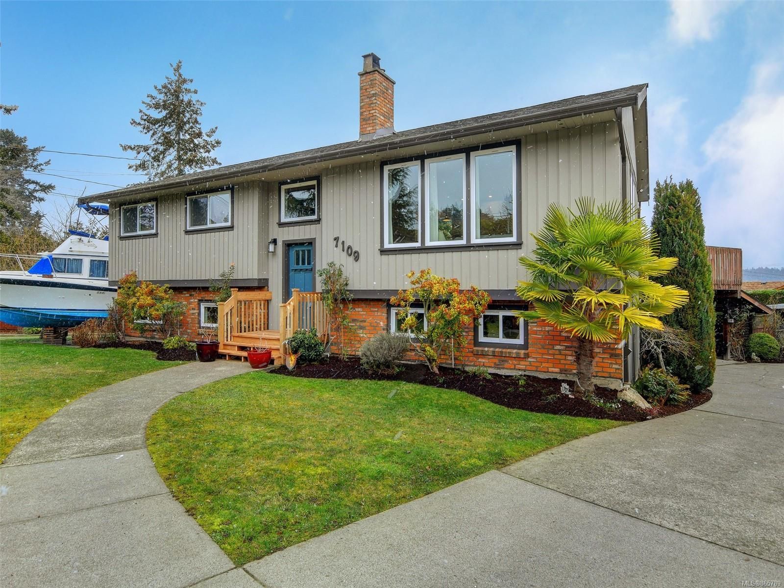 Main Photo: 7109 East Saanich Rd in Central Saanich: CS Saanichton House for sale : MLS®# 865789