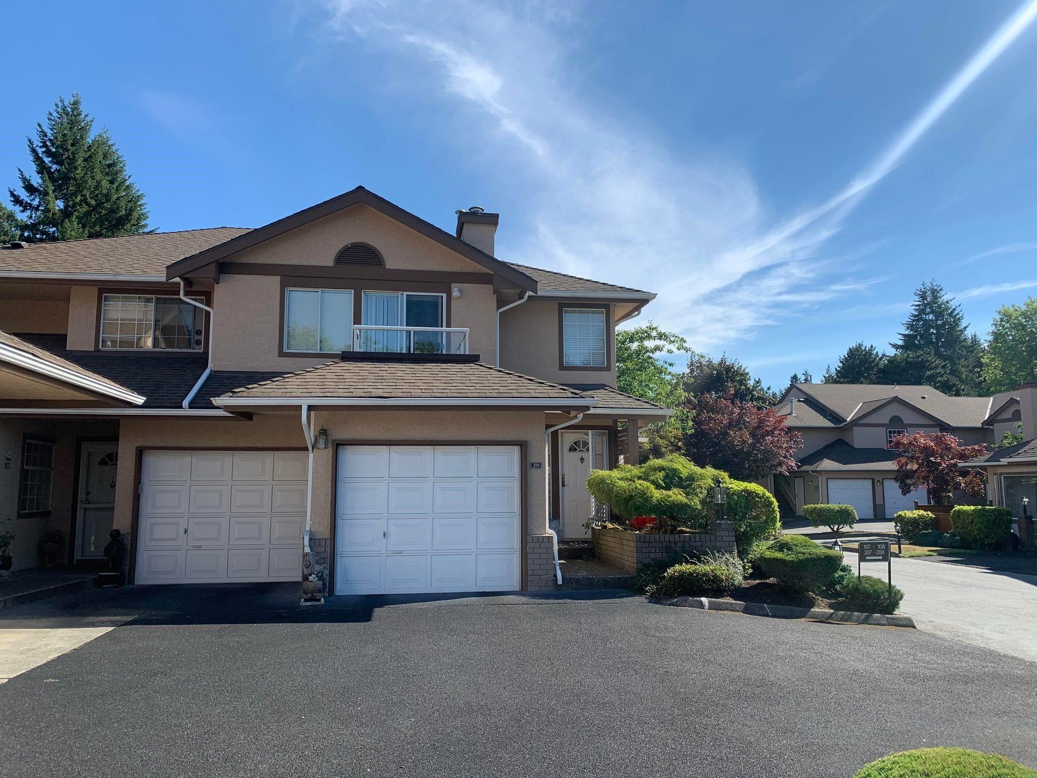 Main Photo: 109 14861 98 Avenue in Surrey: Guildford Townhouse for sale in "THE MANSIONS" (North Surrey)  : MLS®# R2804544