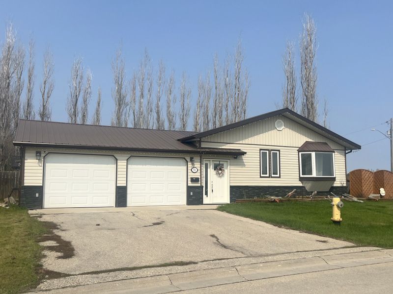 Main Photo: 702 Willow Bay in Portage la Prairie: House for sale : MLS®# 202310267