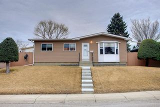 Photo 2: 5254 Thomas Street NE in Calgary: Thorncliffe Detached for sale : MLS®# A1204181