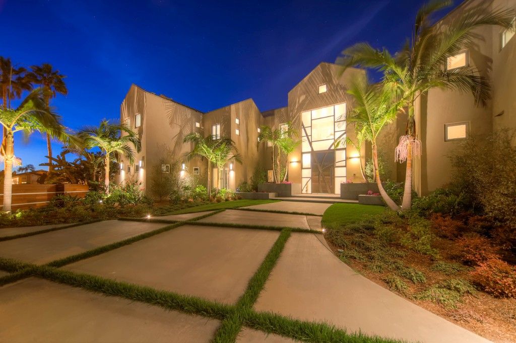 Main Photo: Residential for sale : 8 bedrooms : 1 SPINNAKER WAY in Coronado