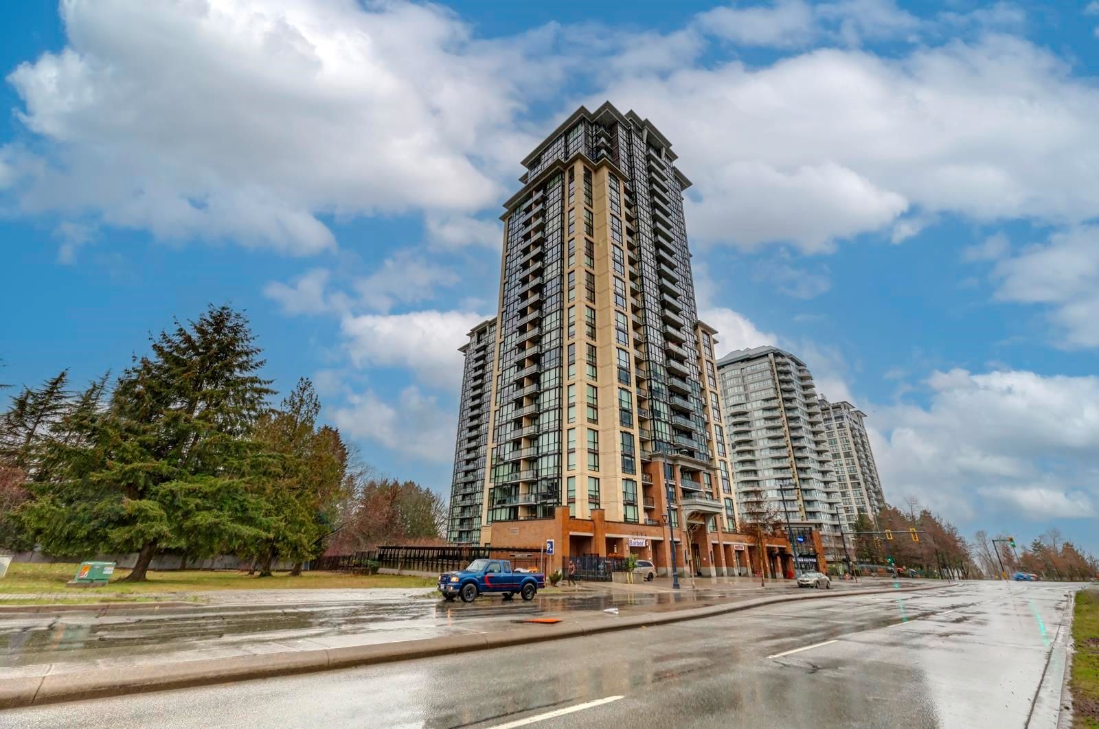 Main Photo: 705 10777 UNIVERSITY Drive in Surrey: Whalley Condo for sale in "City Point" (North Surrey)  : MLS®# R2748081