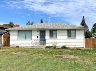 Main Photo: 6312 33 Avenue NW in Calgary: Bowness Detached for sale : MLS®# A2051480