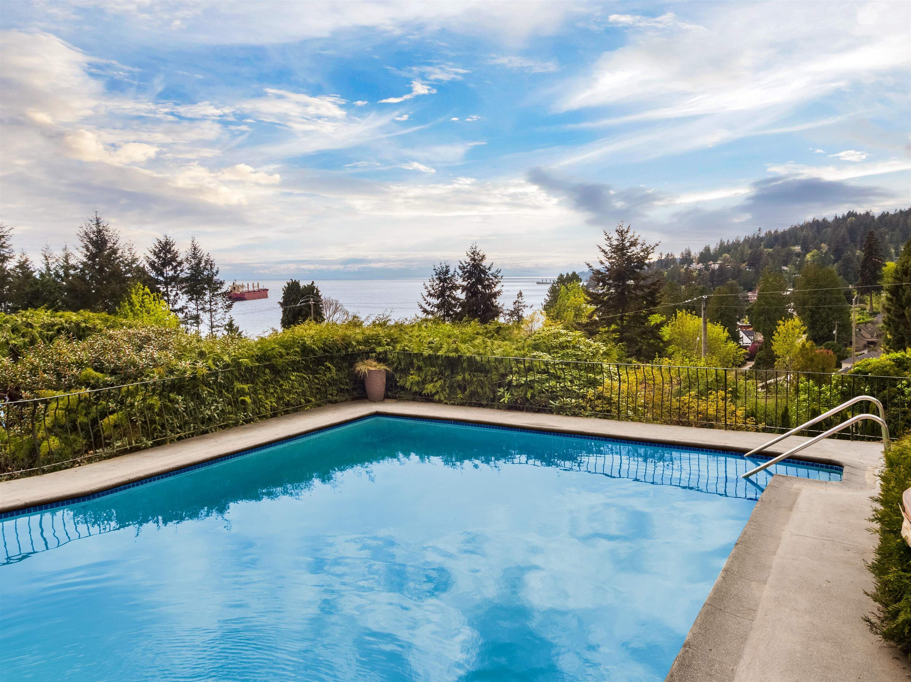 Main Photo: 1408 31ST Street in West Vancouver: Altamont House for sale : MLS®# R2776302