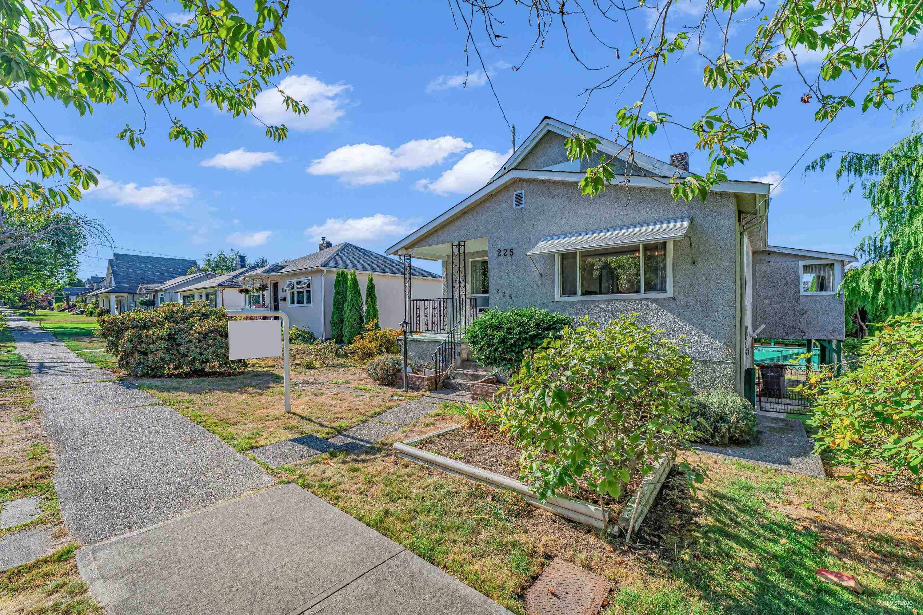 Main Photo: 225 OSBORNE Avenue in New Westminster: GlenBrooke North House for sale : MLS®# R2818756