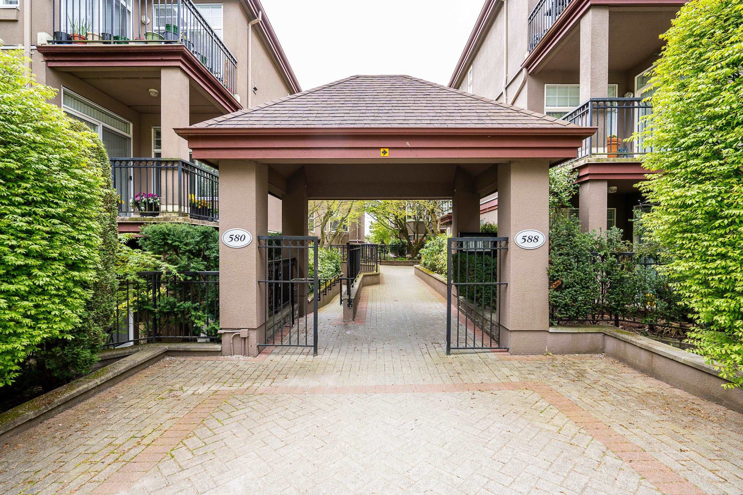 Main Photo: 404 580 TWELFTH Street in New Westminster: Uptown NW Condo for sale in "THE REGENCY" : MLS®# R2781704