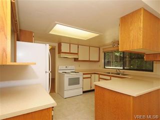 Photo 3: 810 Piedmont Gdns in VICTORIA: SE Cordova Bay House for sale (Saanich East)  : MLS®# 675843