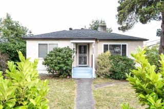 Photo 1: 2240 EDINBURGH Street in New Westminster: Connaught Heights House for sale : MLS®# R2843447