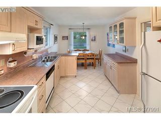 Photo 7: 2025 Lansdowne Rd in VICTORIA: OB Henderson House for sale (Oak Bay)  : MLS®# 759045