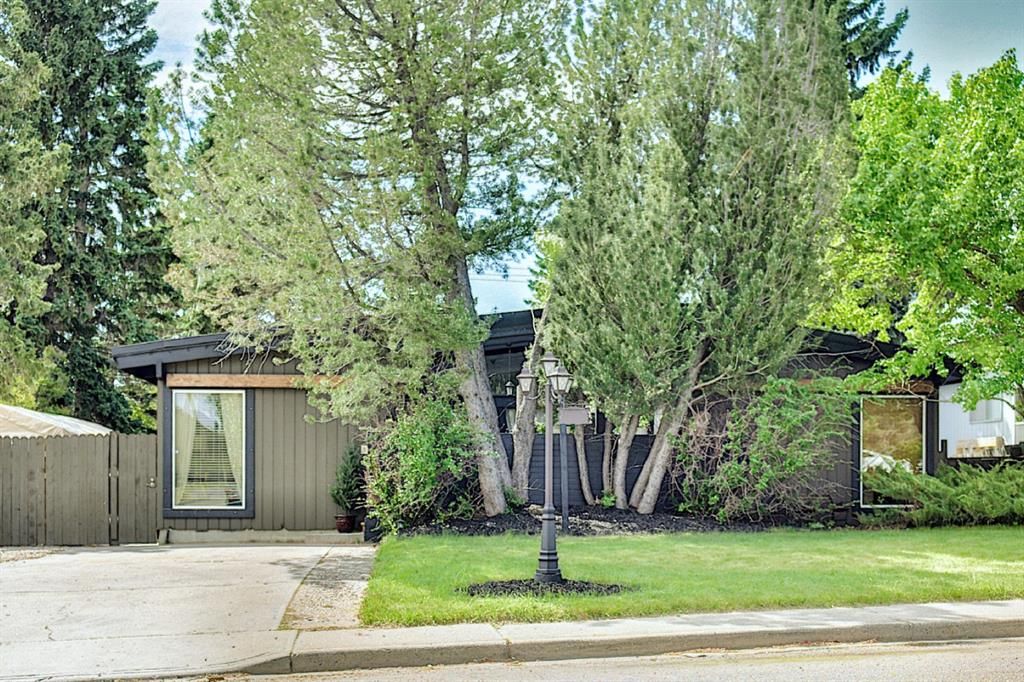 Main Photo: 20 Southampton Drive SW in Calgary: Southwood Detached for sale : MLS®# A1116477