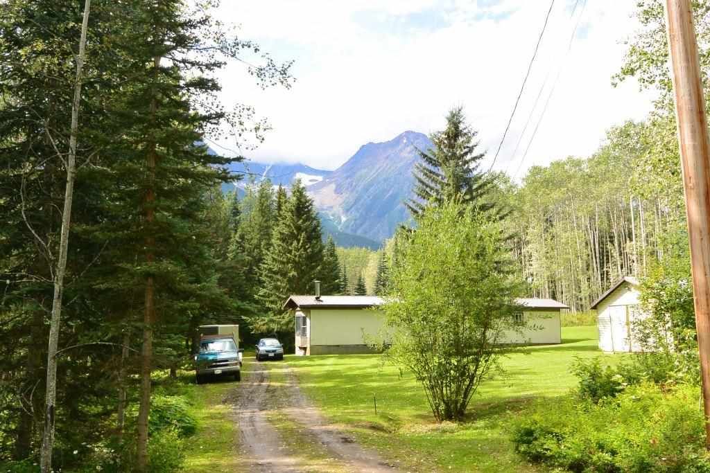Main Photo: 6793 KROEKER Road in Smithers: Smithers - Rural Manufactured Home for sale in "Glacier View Estates" (Smithers And Area (Zone 54))  : MLS®# R2495709