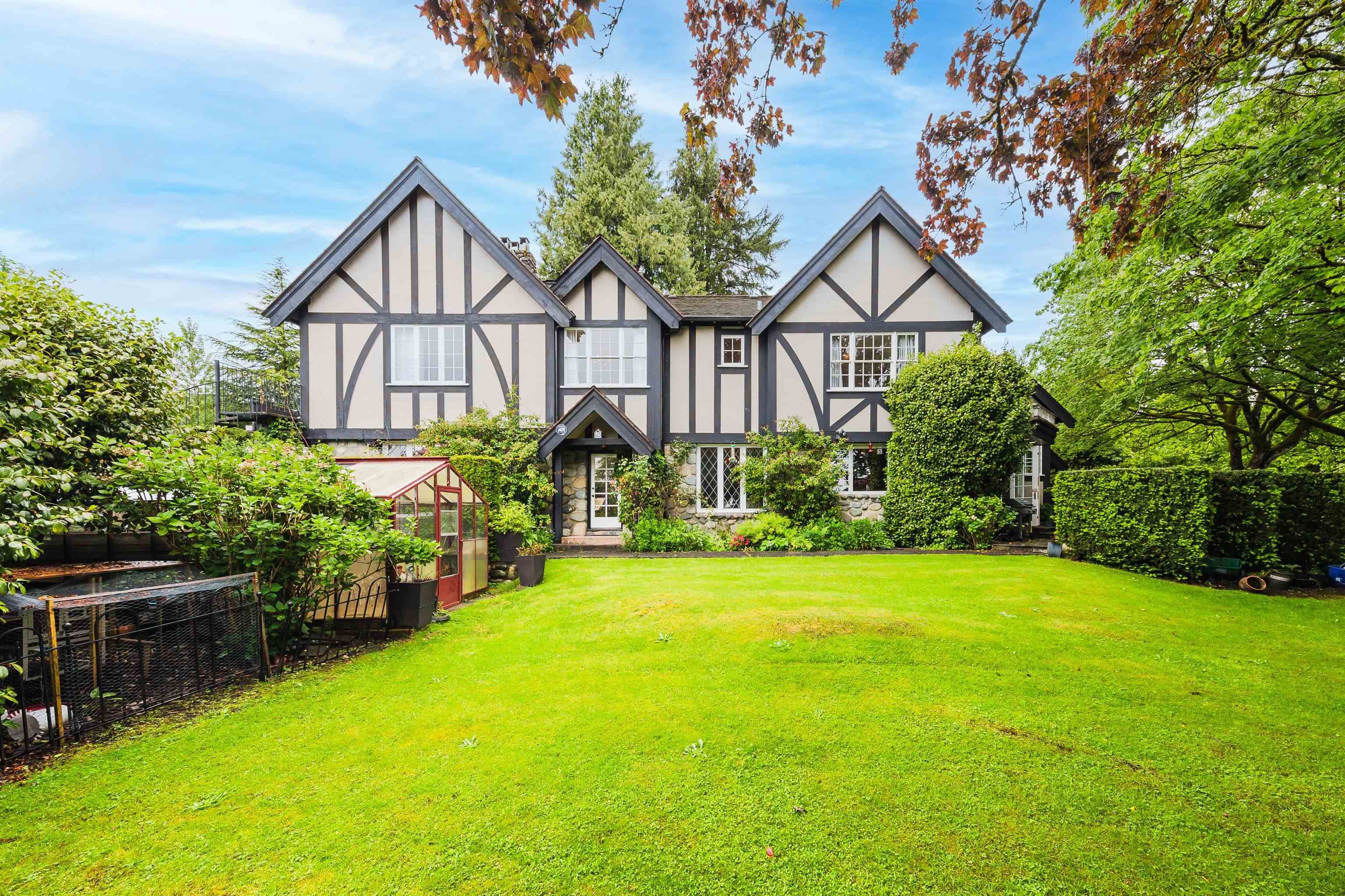 Main Photo: 1850 MATHERS Avenue in West Vancouver: Ambleside House for sale : MLS®# R2727370