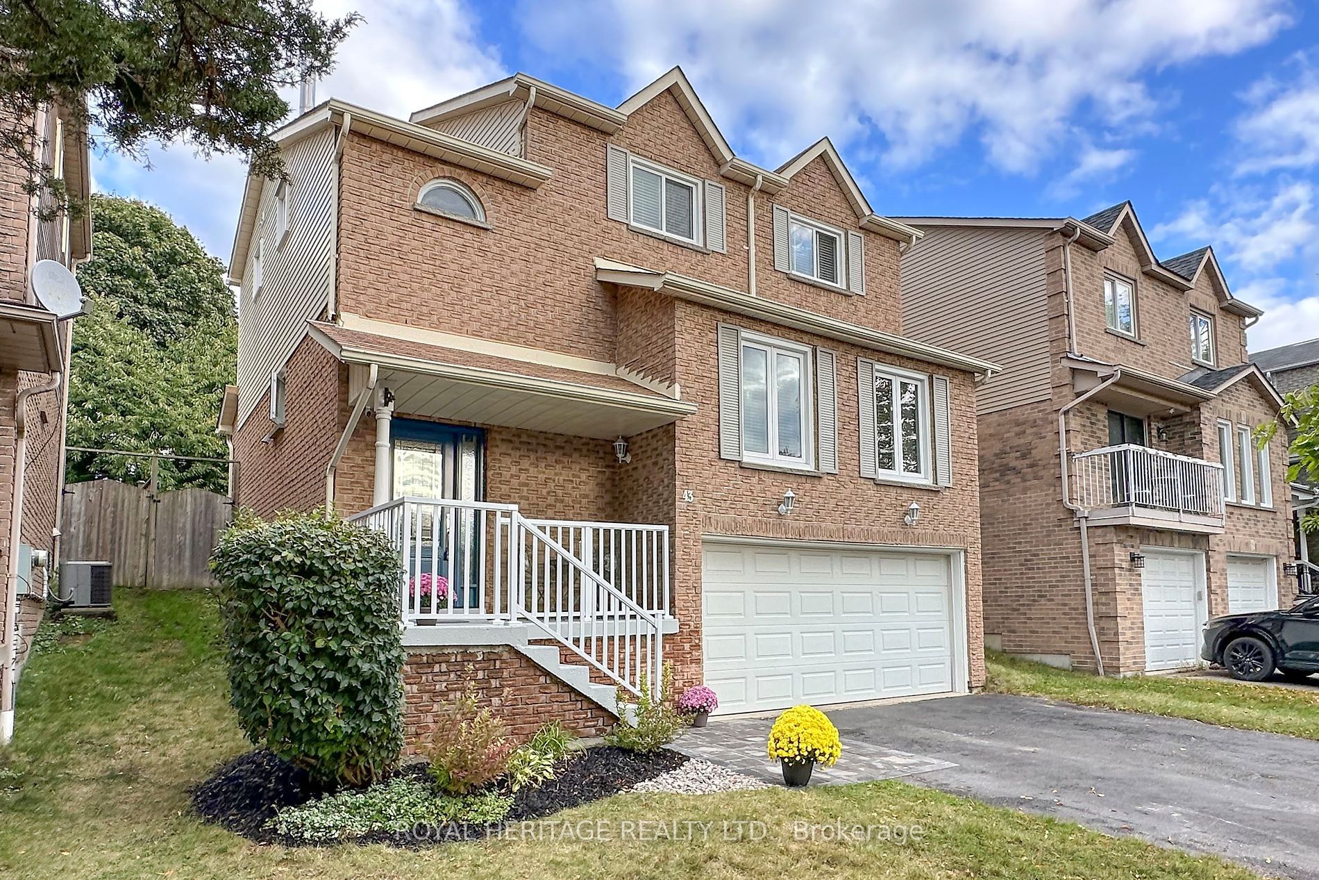 Main Photo: 43 Wright Crescent in Ajax: Central House (2-Storey) for sale : MLS®# E7346652