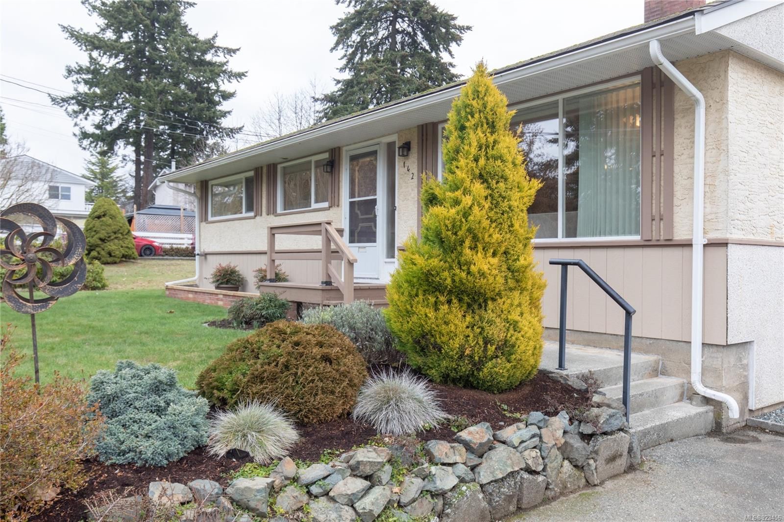 Main Photo: 142 Pryde Ave in Nanaimo: Na Central Nanaimo House for sale : MLS®# 923456