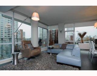 Photo 2: 605 1455 HOWE Street in Vancouver: False Creek North Condo for sale in "POMARIA" (Vancouver West)  : MLS®# V798915